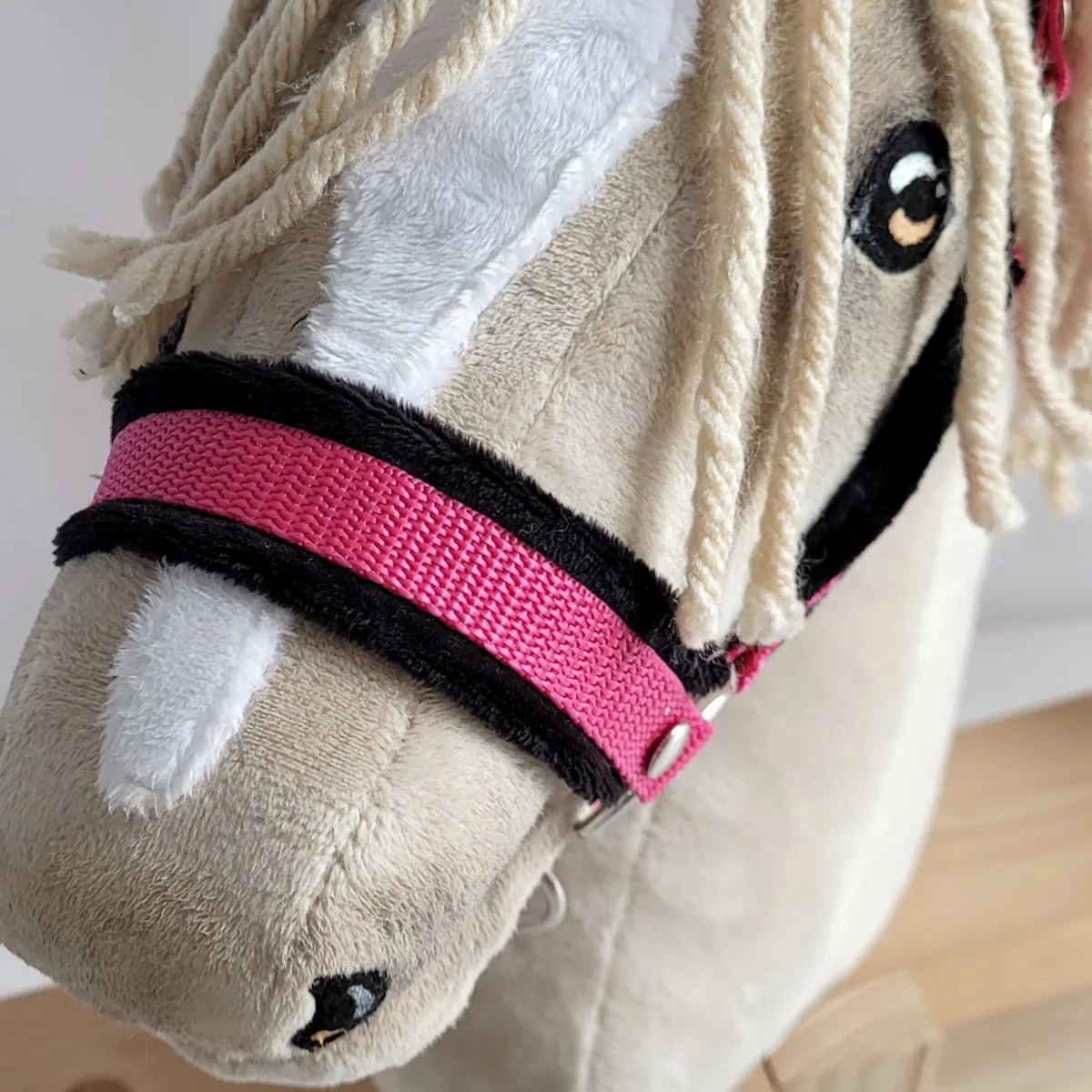 Reguliuojamas apynasris „Hobby Horse“ žirgui A3, tamsiai rožinė su juodu kailiuku