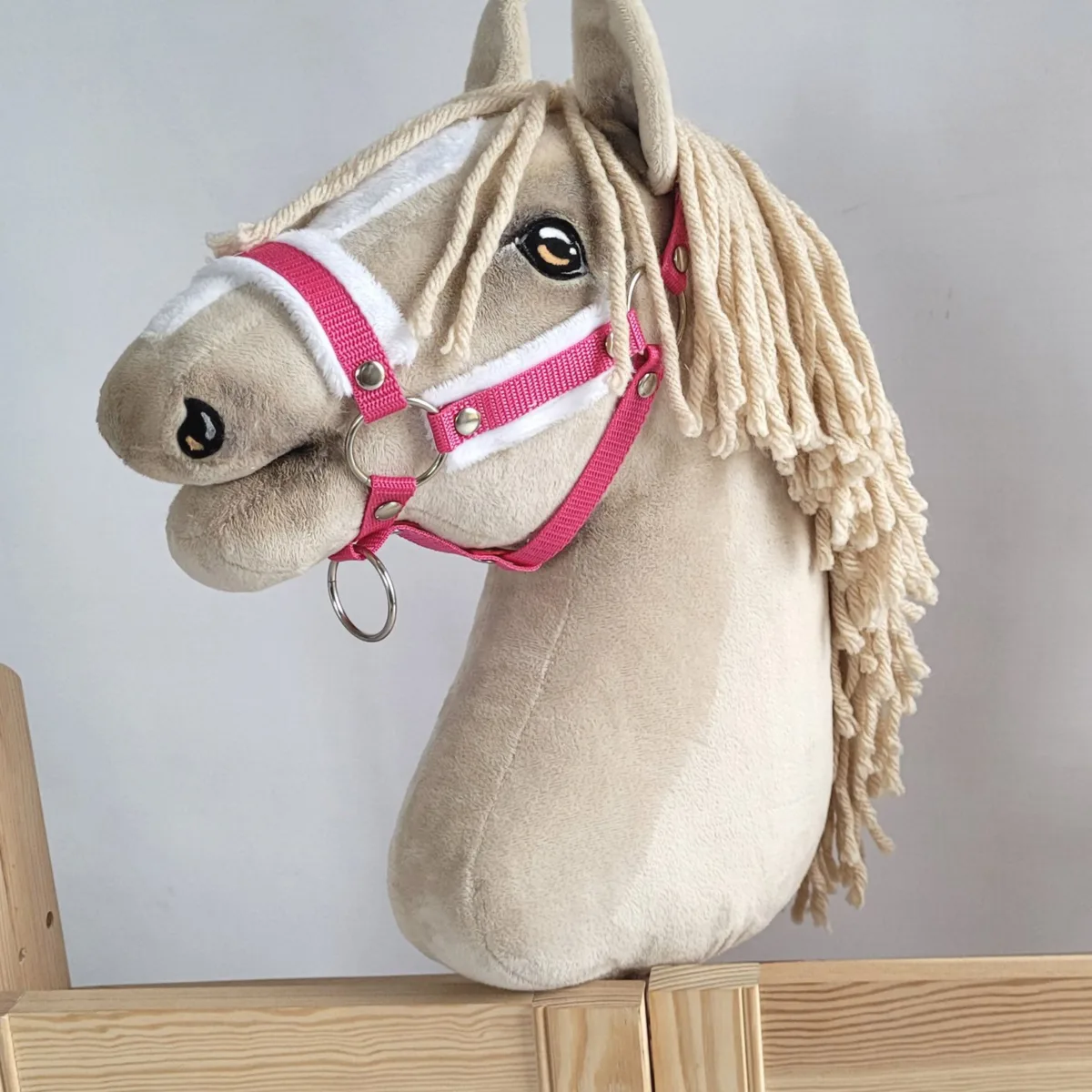 Reguliuojamas apynasris „Hobby Horse“ žirgui A3, tamsiai rožinė su baltu kailiuku