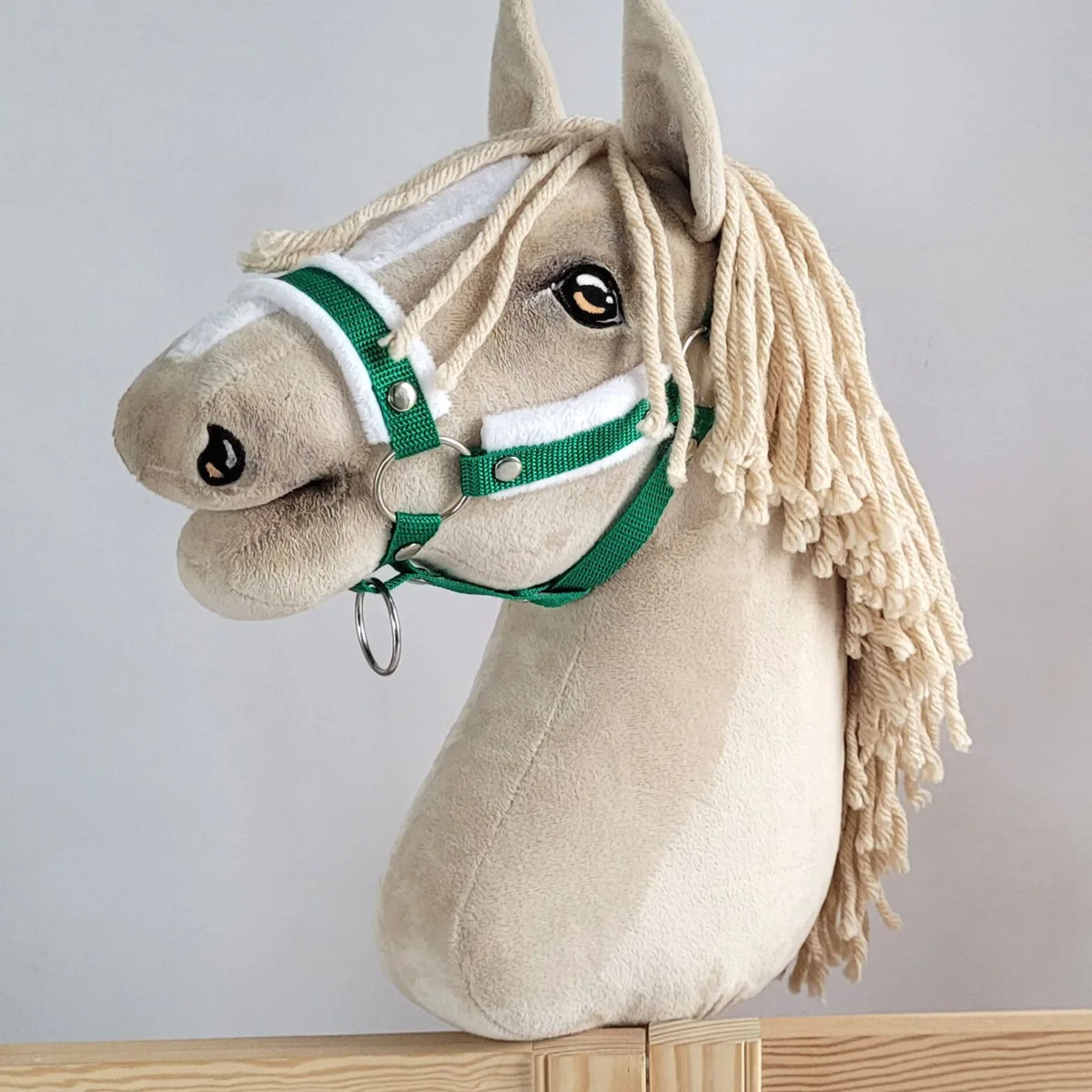 Reguliuojamas apynasris „Hobby Horse“ žirgui A3, žalia su baltu kailiuku