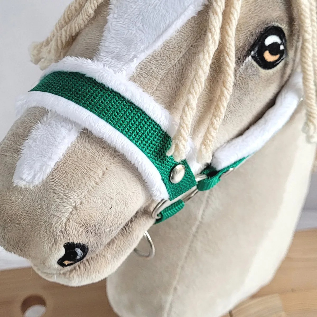 Reguliuojamas apynasris „Hobby Horse“ žirgui A3, žalia su baltu kailiuku