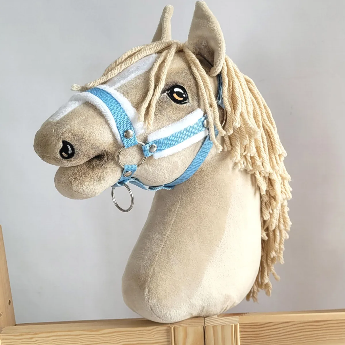Reguliuojamas apynasris „Hobby Horse“ žirgui A3, šviesiai mėlyna su baltu kailiuku
