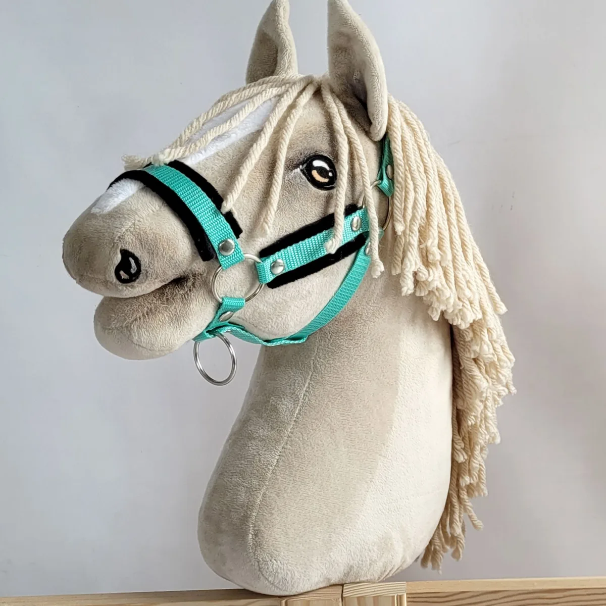 Reguliuojamas apynasris „Hobby Horse“ žirgui A3, mėtinė su juodu kailiuku