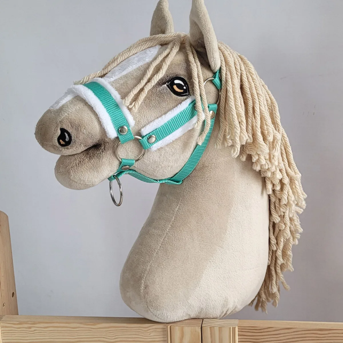 Reguliuojamas apynasris „Hobby Horse“ žirgui A3, mėtinė su baltu kailiuku
