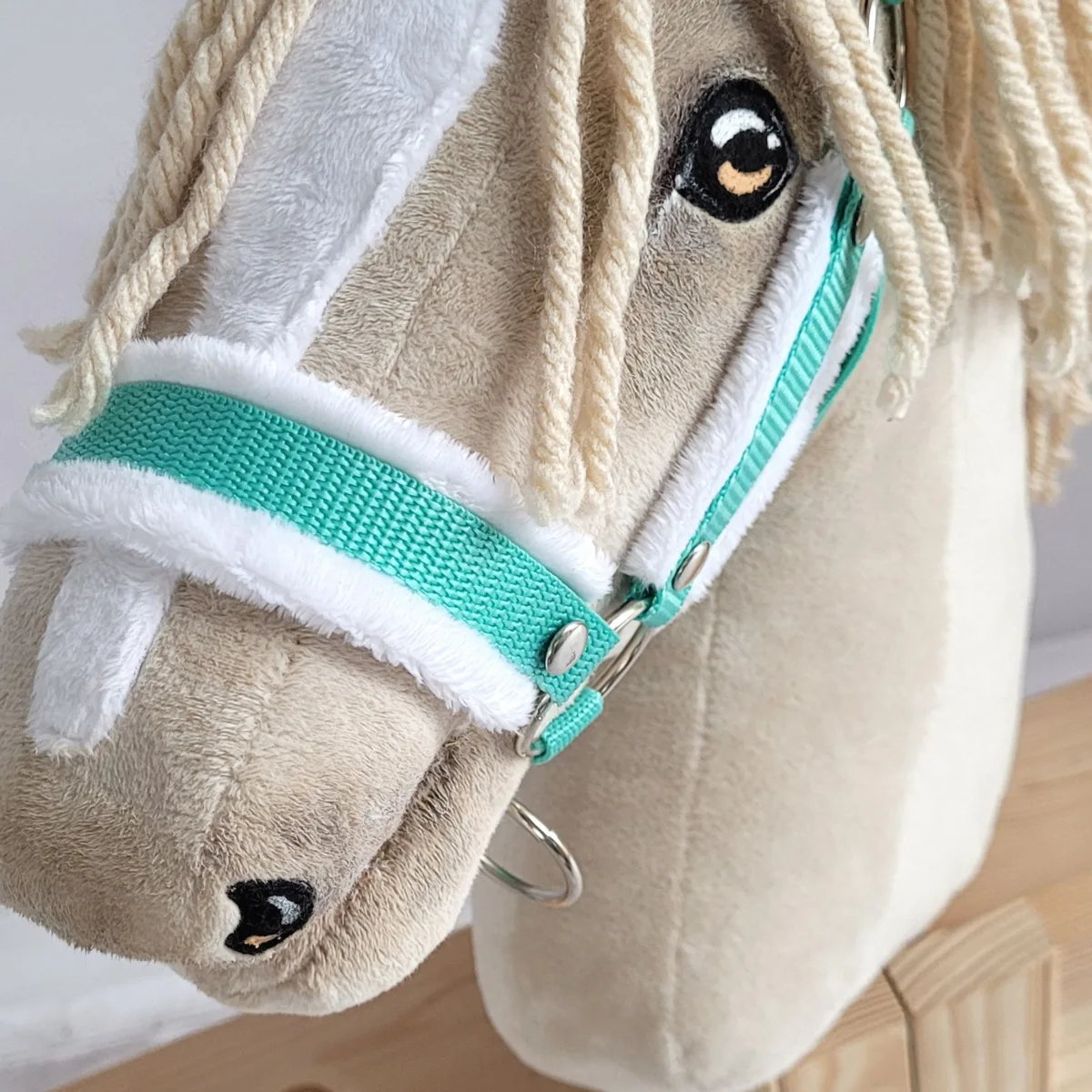 Reguliuojamas apynasris „Hobby Horse“ žirgui A3, mėtinė su baltu kailiuku