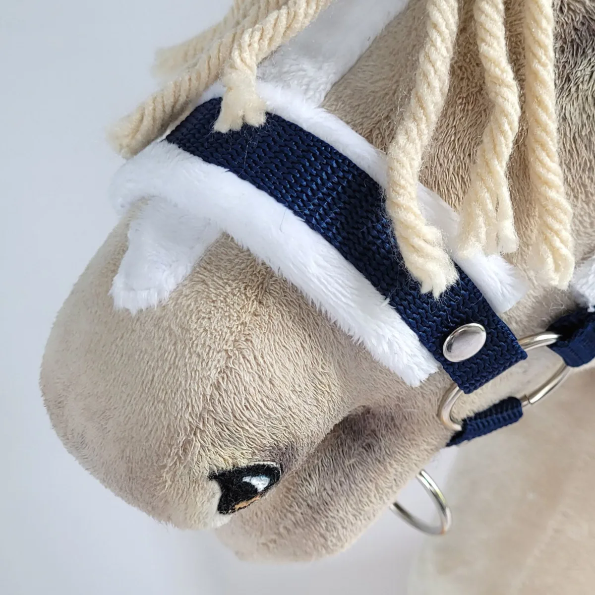 Reguliuojamas apynasris „Hobby Horse“ žirgui A3, tamsiai mėlyna su baltu kailiuku