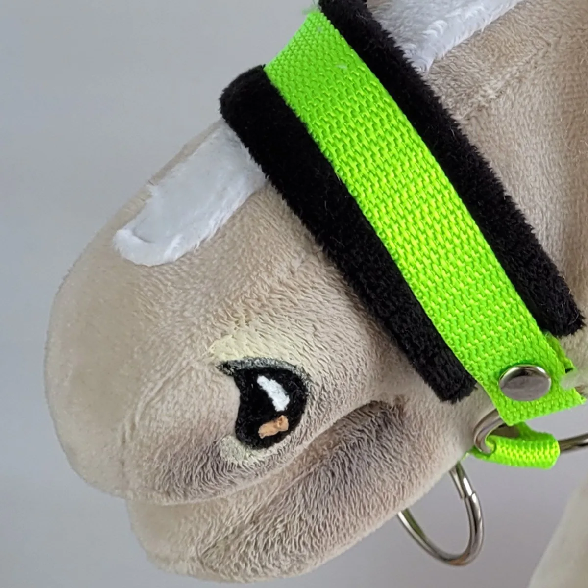 Reguliuojamas apynasris „Hobby Horse“ žirgui A3, neoninė žalia su juodu kailiuku