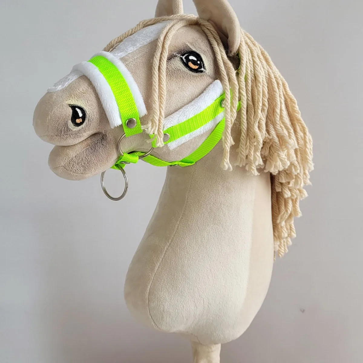 Reguliuojamas apynasris „Hobby Horse“ žirgui A3, neoninė žalia su baltu kailiuku