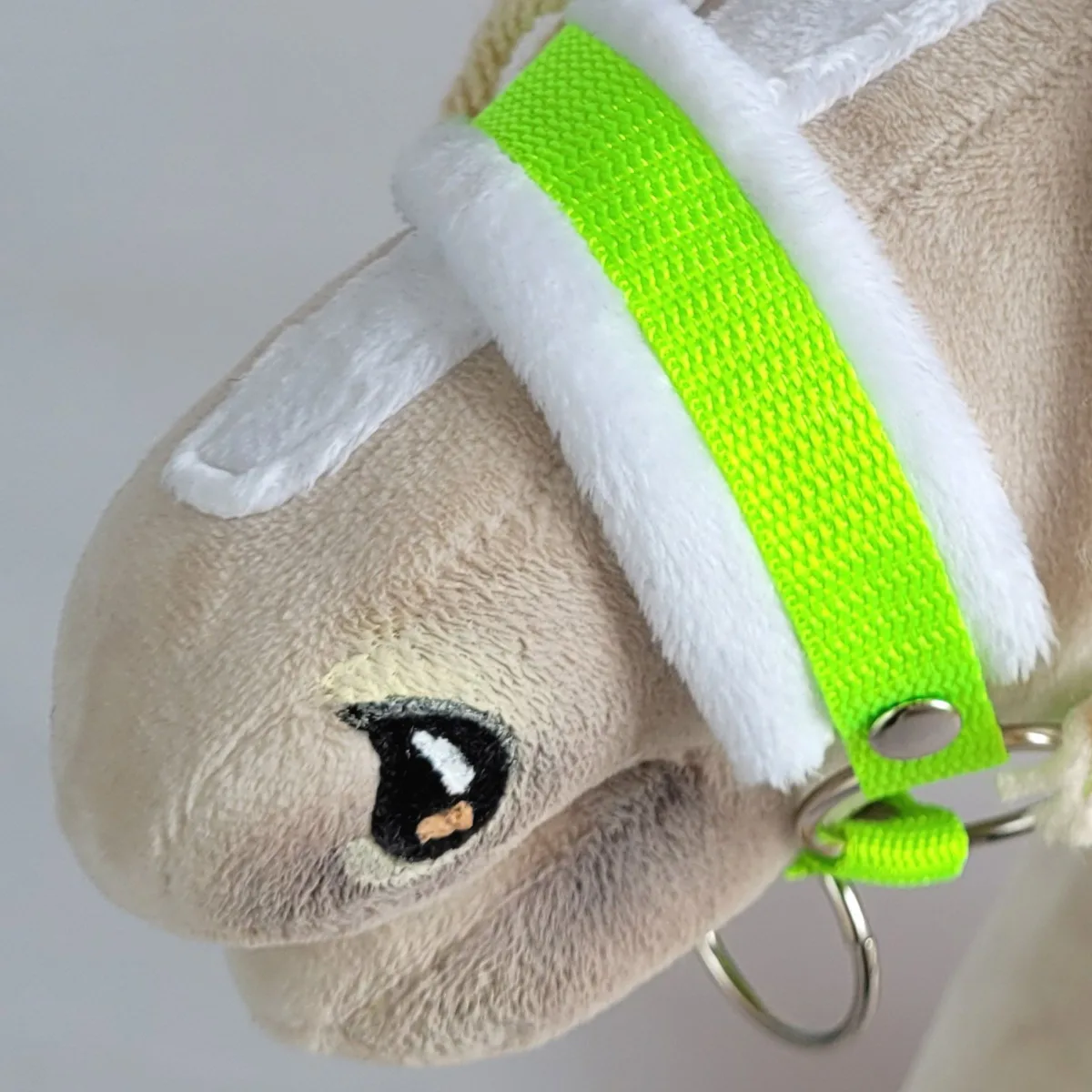 Reguliuojamas apynasris „Hobby Horse“ žirgui A3, neoninė žalia su baltu kailiuku
