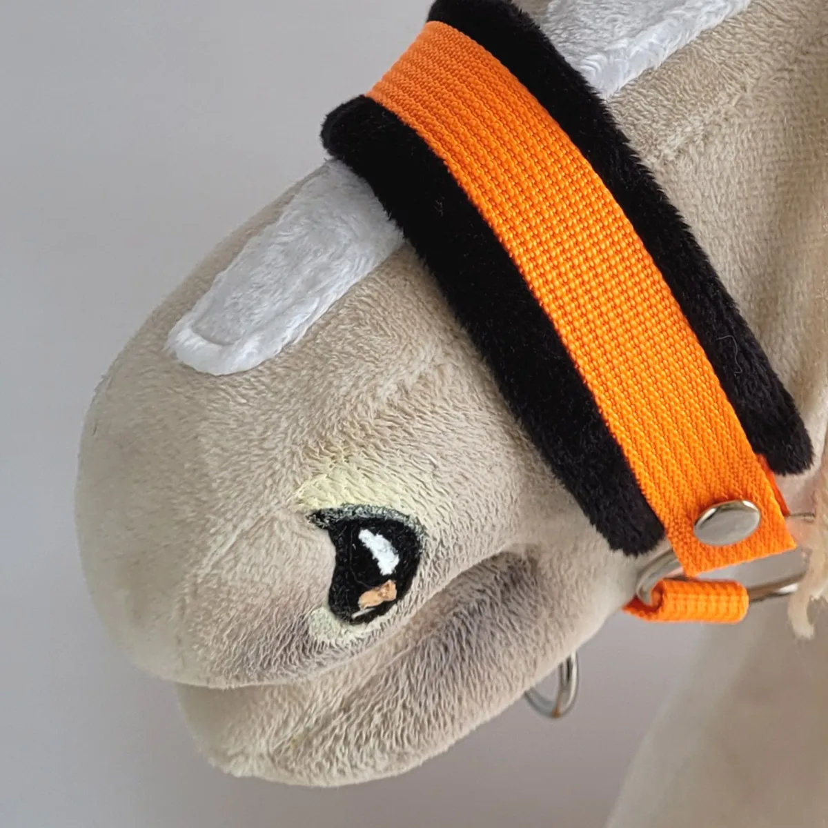 Reguliuojamas apynasris „Hobby Horse“ žirgui A3, neoninė oranžinė su juodu kailiuku