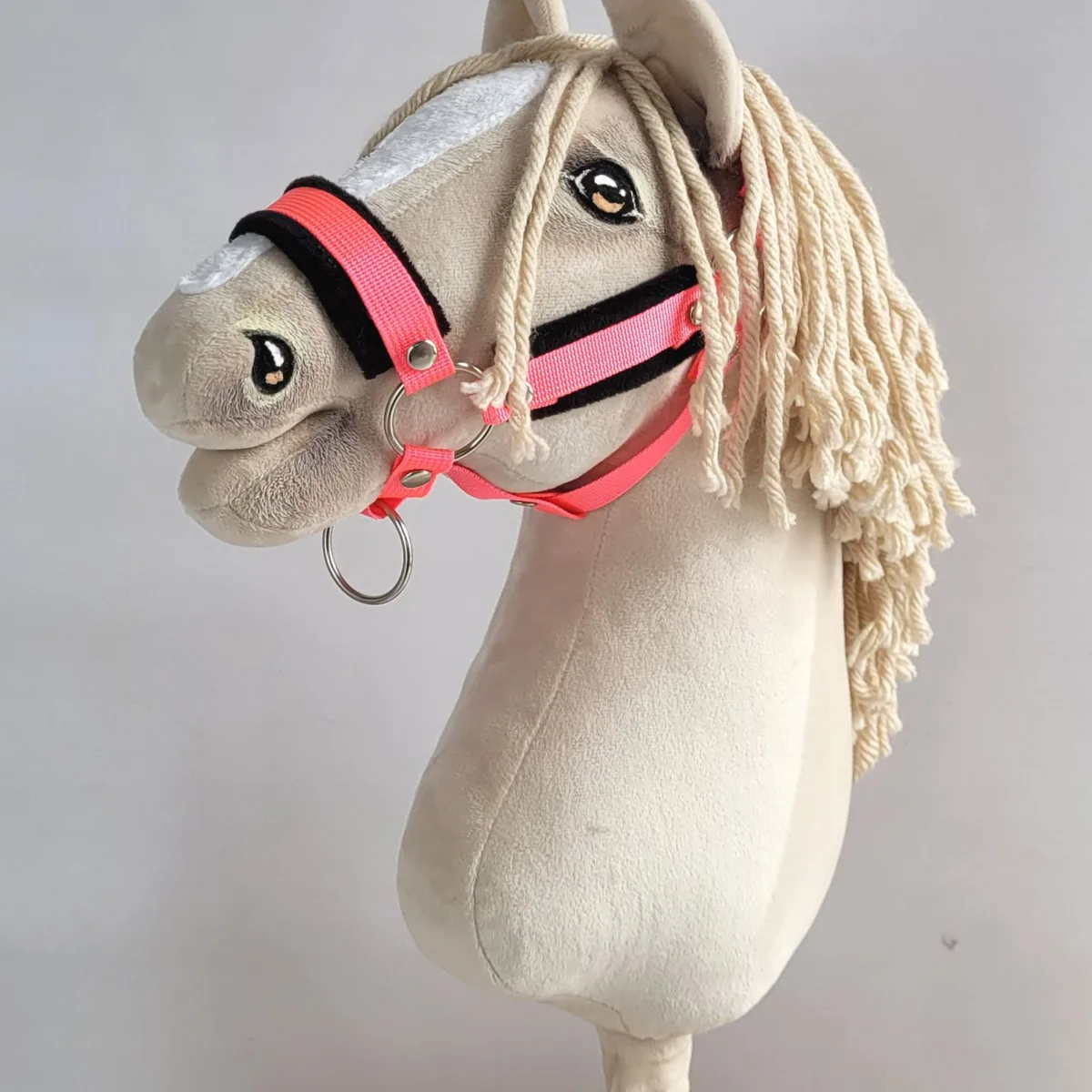 Reguliuojamas apynasris „Hobby Horse“ žirgui A3, neoninė rožinė su juodu kailiuku