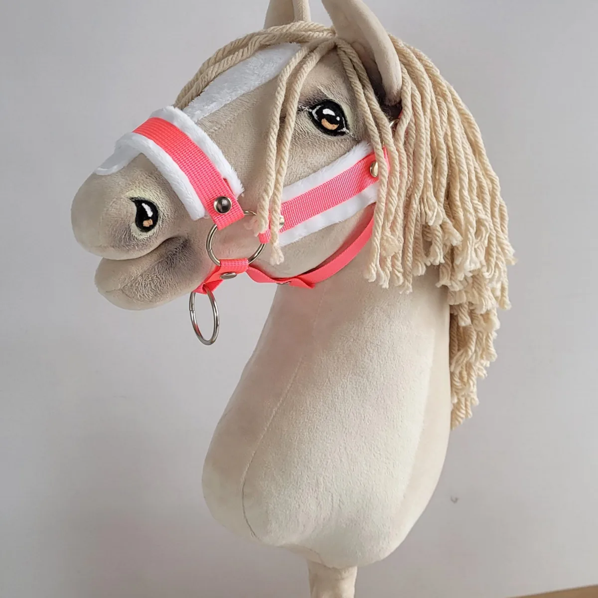 Reguliuojamas apynasris „Hobby Horse“ žirgui A3, neoninė rožinė su baltu kailiuku