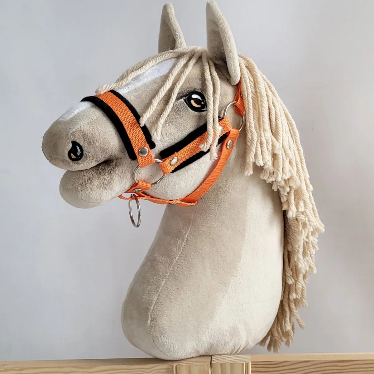 Reguliuojamas apynasris „Hobby Horse“ žirgui A3, oranžinė su juodu kailiuku