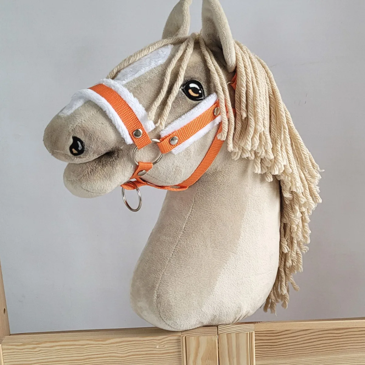 Reguliuojamas apynasris „Hobby Horse“ žirgui A3, oranžinė su baltu kailiuku