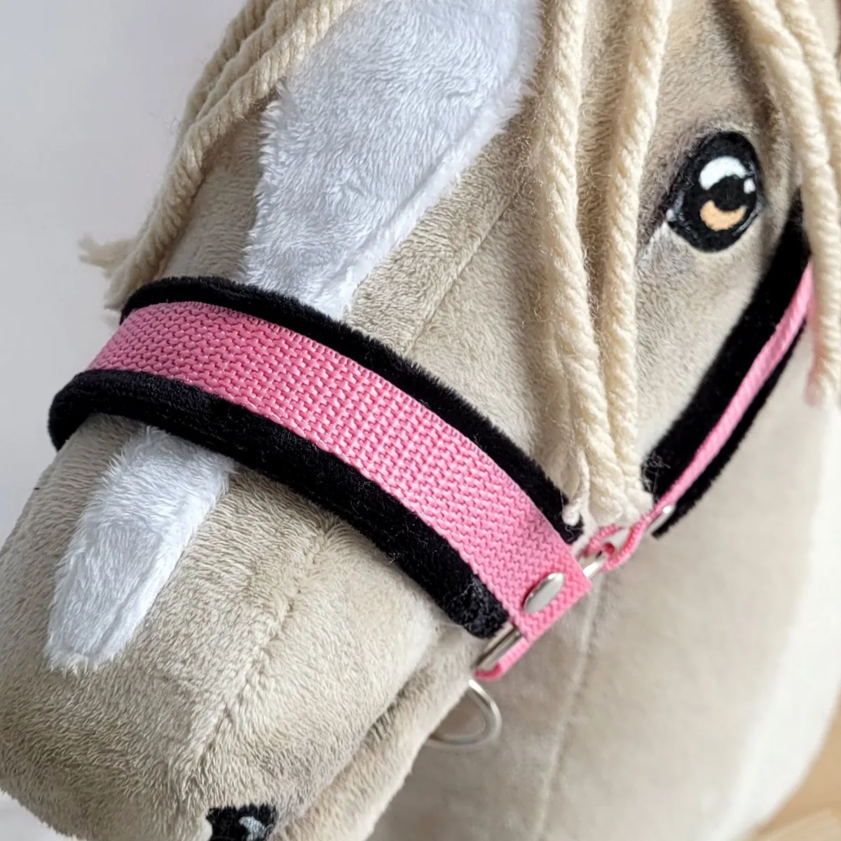 Reguliuojamas apynasris „Hobby Horse“ žirgui A3, rožinė su juodu kailiuku