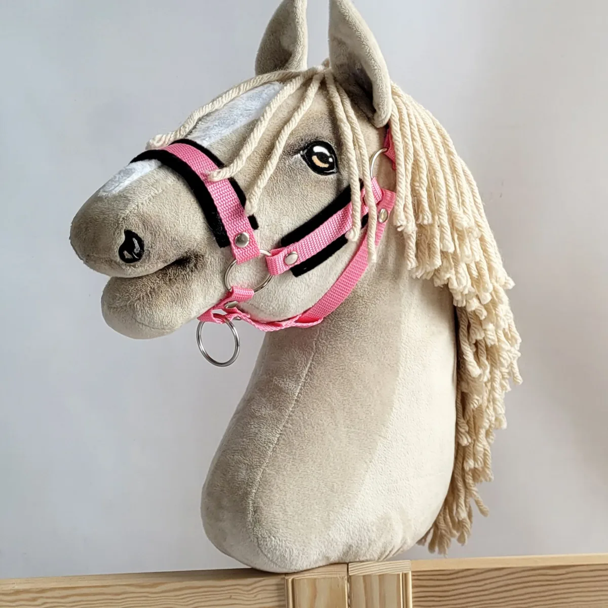 Reguliuojamas apynasris „Hobby Horse“ žirgui A3, rožinė su juodu kailiuku