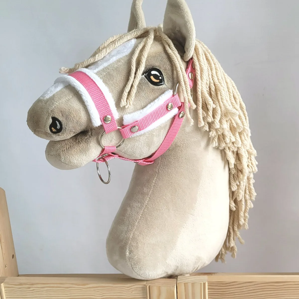 Reguliuojamas apynasris „Hobby Horse“ žirgui A3, rožinė su baltu kailiuku