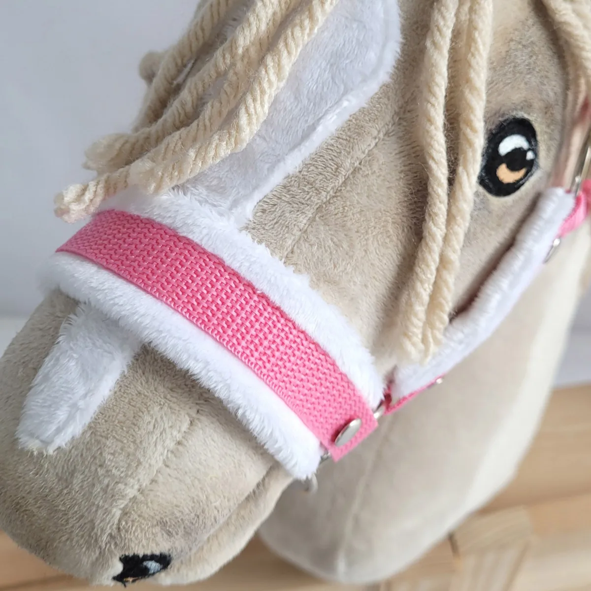 Reguliuojamas apynasris „Hobby Horse“ žirgui A3, rožinė su baltu kailiuku
