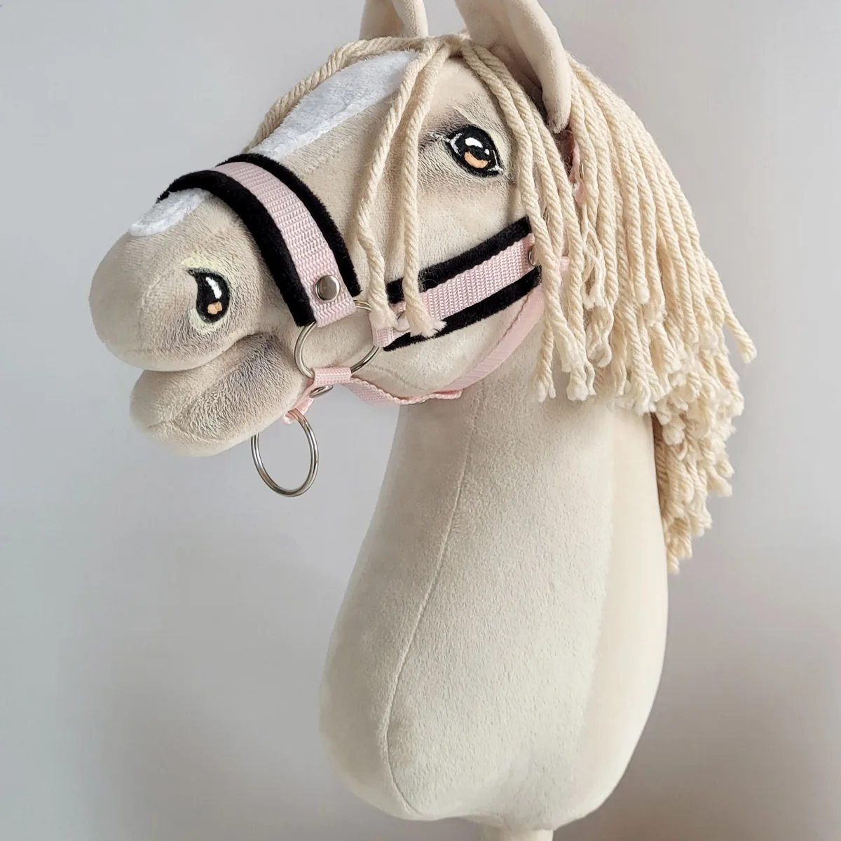 Reguliuojamas apynasris „Hobby Horse“ žirgui A3, pudros rožinė su juodu kailiuku