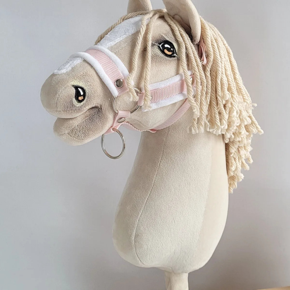 Reguliuojamas apynasris „Hobby Horse“ žirgui A3, pudros rožinė su baltu kailiuku