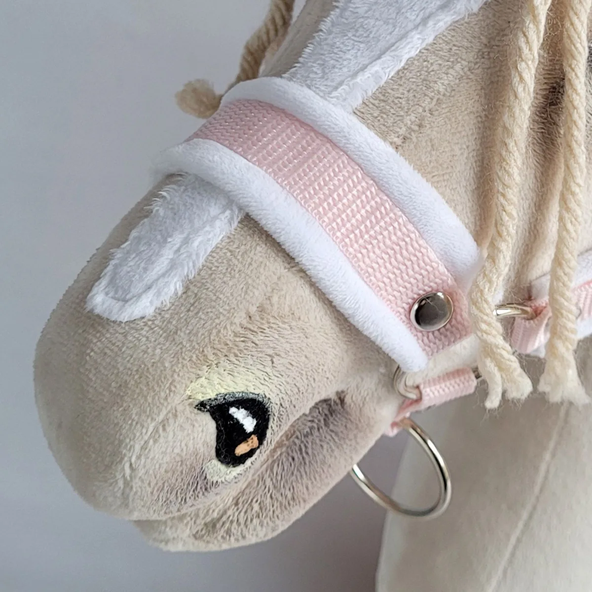 Reguliuojamas apynasris „Hobby Horse“ žirgui A3, pudros rožinė su baltu kailiuku