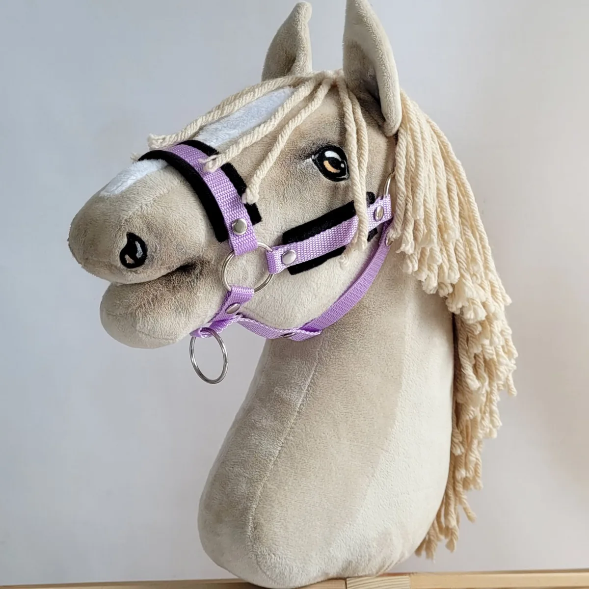 Reguliuojamas apynasris „Hobby Horse“ žirgui A3, violetinė su juodu kailiuku