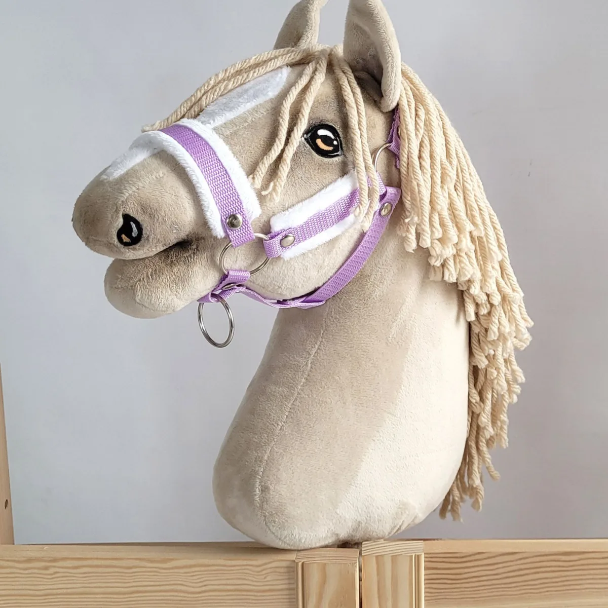 Reguliuojamas apynasris „Hobby Horse“ žirgui A3, violetinė su baltu kailiuku