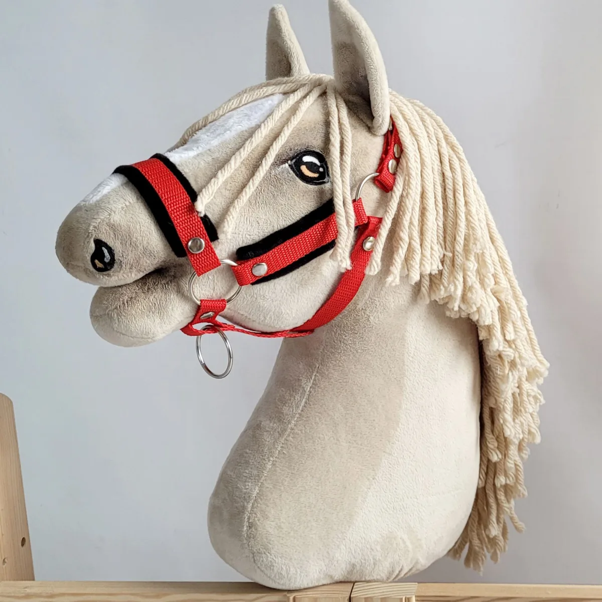Reguliuojamas apynasris „Hobby Horse“ žirgui A3, raudona su juodu kailiuku