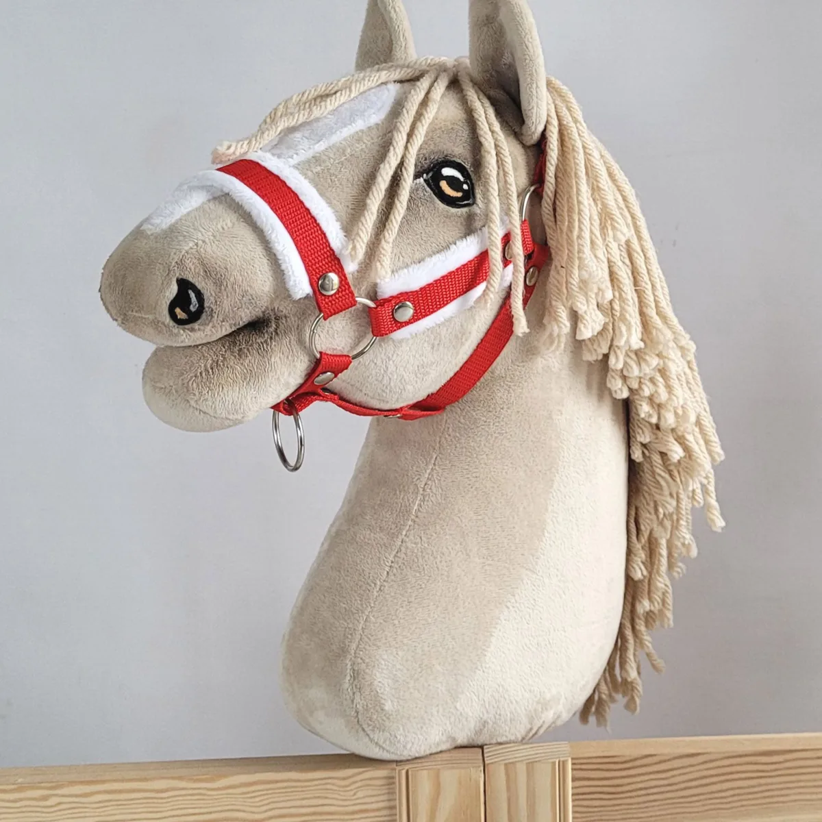 Reguliuojamas apynasris „Hobby Horse“ žirgui A3, raudona su baltu kailiuku