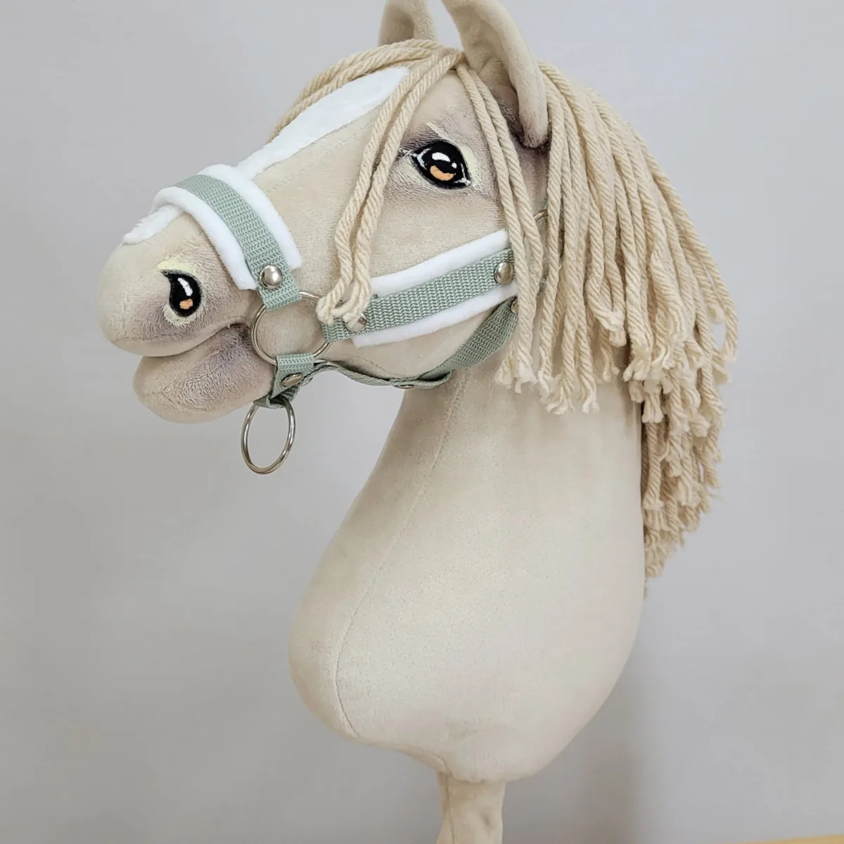 Reguliuojamas apynasris „Hobby Horse“ žirgui A3, šalavijų žalia su baltu kailiuku