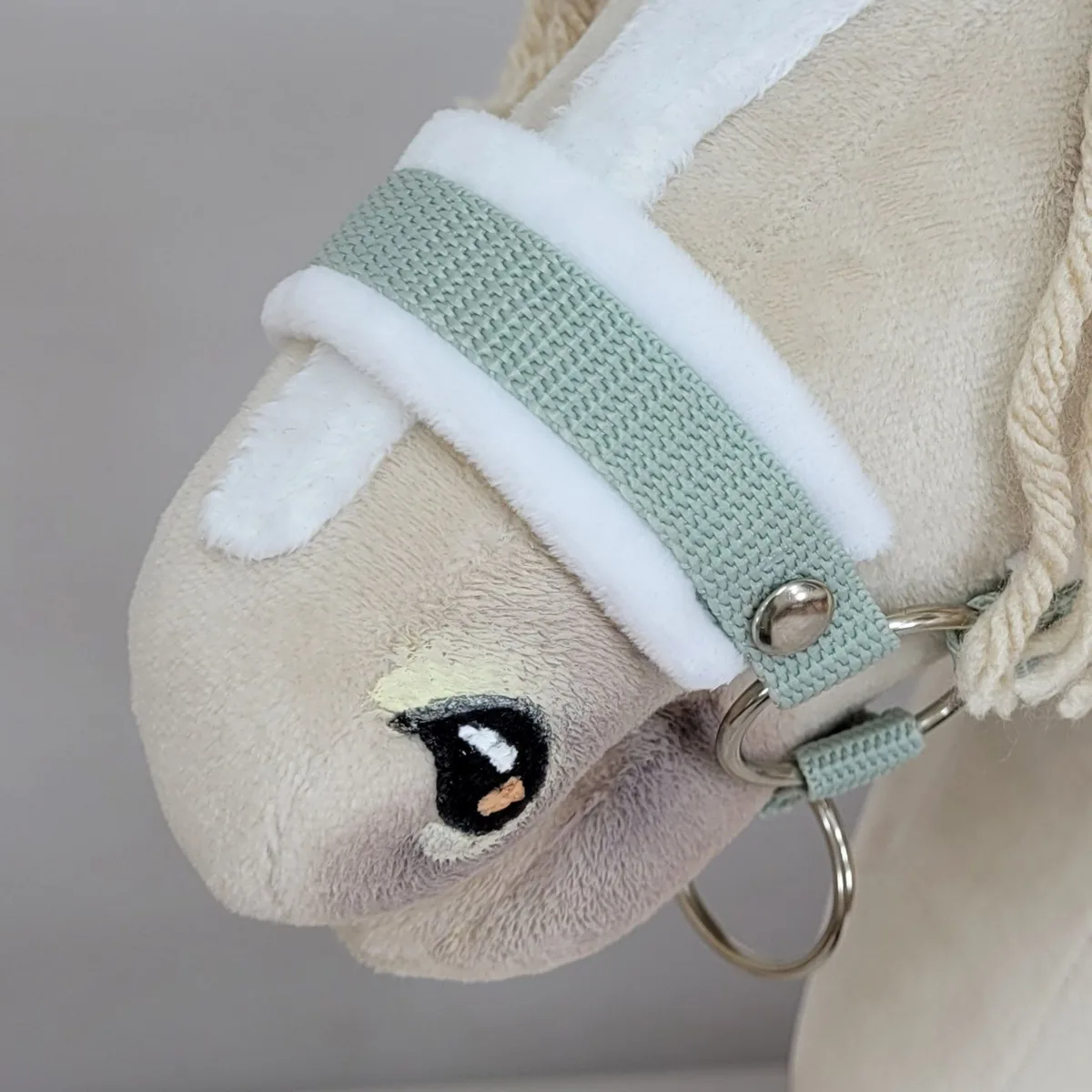 Reguliuojamas apynasris „Hobby Horse“ žirgui A3, šalavijų žalia su baltu kailiuku