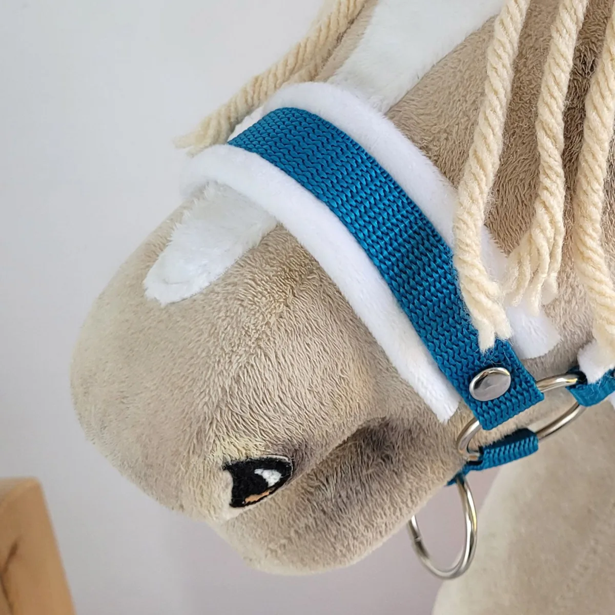 Reguliuojamas apynasris „Hobby Horse“ žirgui A3, turkio spalvos su baltu kailiuku