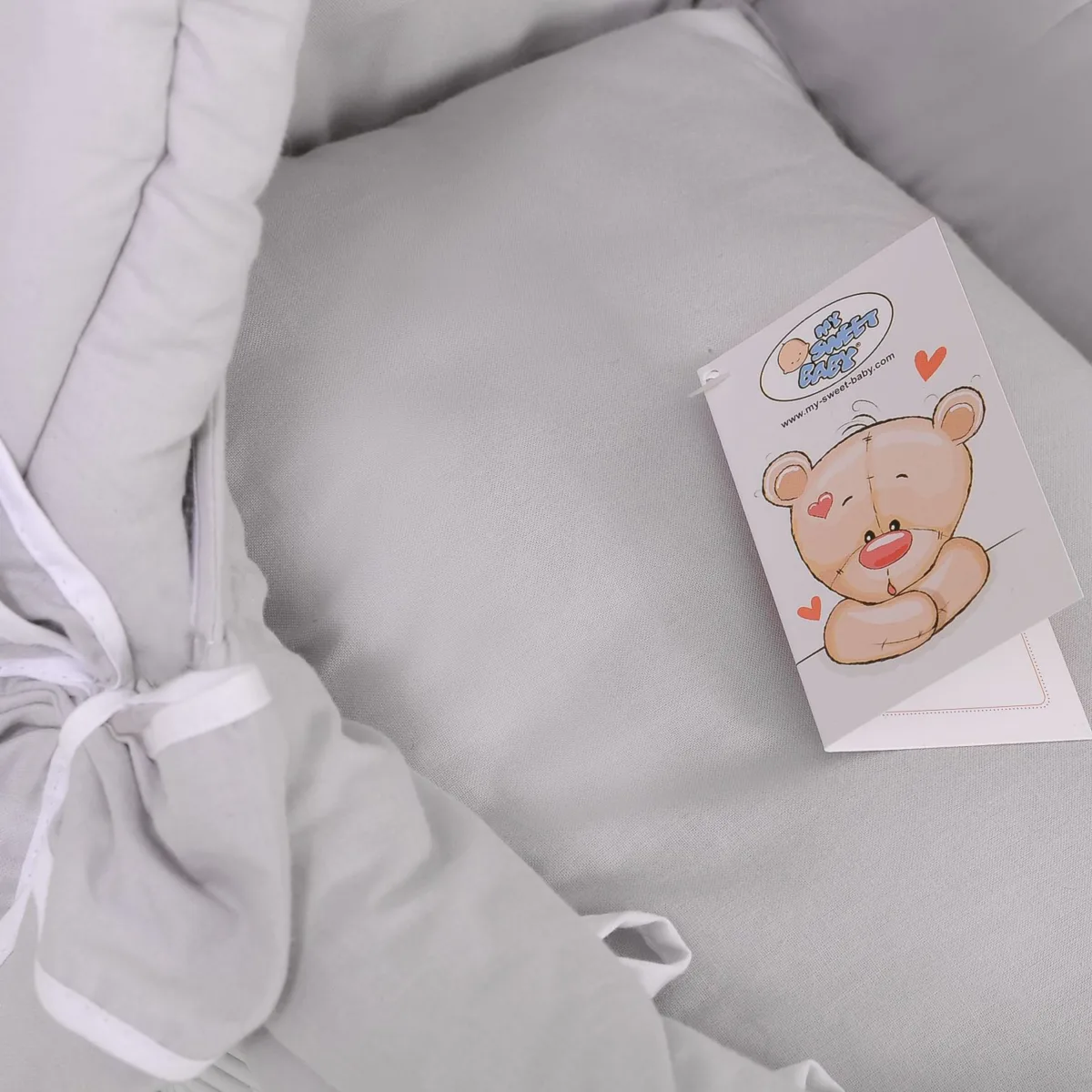 Baltas pintas lėlių vežimėlis su pilka patalyne ir minkštu įdėklu „CHIARA“
